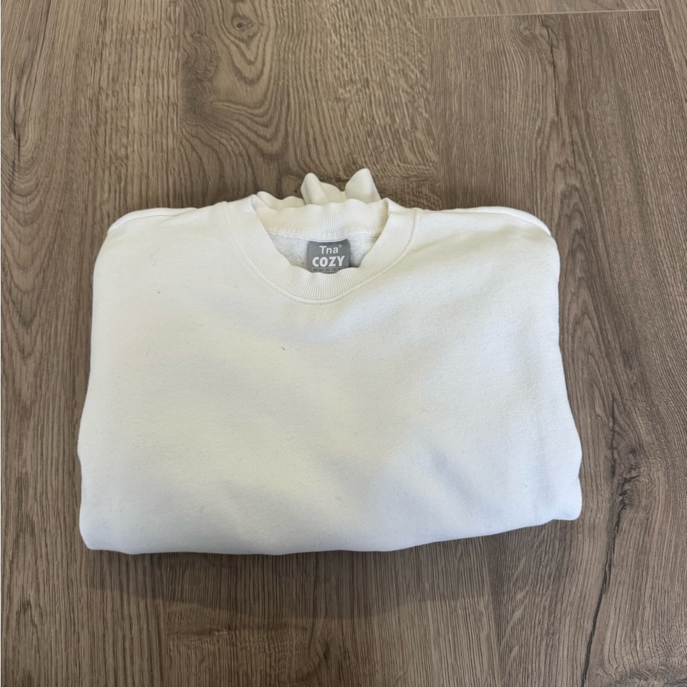 Aritzia white crwneck